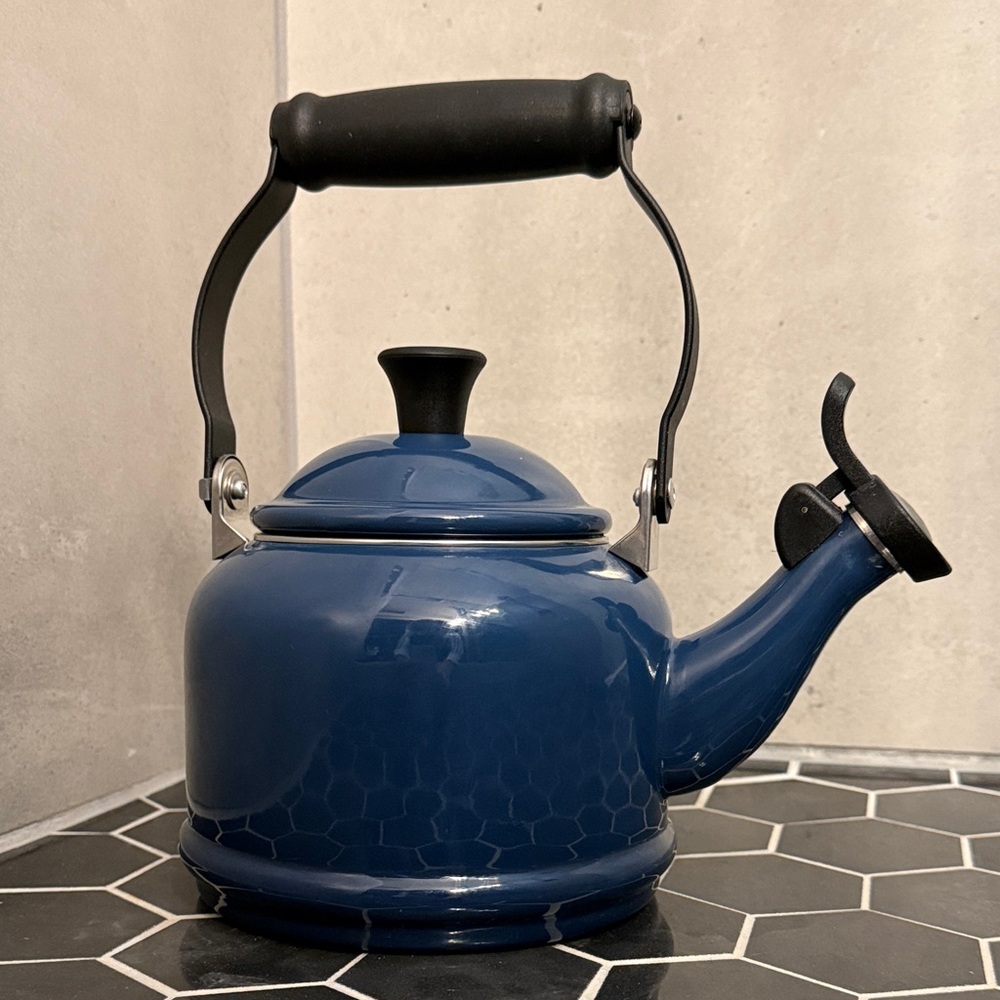 Le Creuset Enamel Tea Kettle Teapot 1.25 Quart --New - Picture 3 of 13